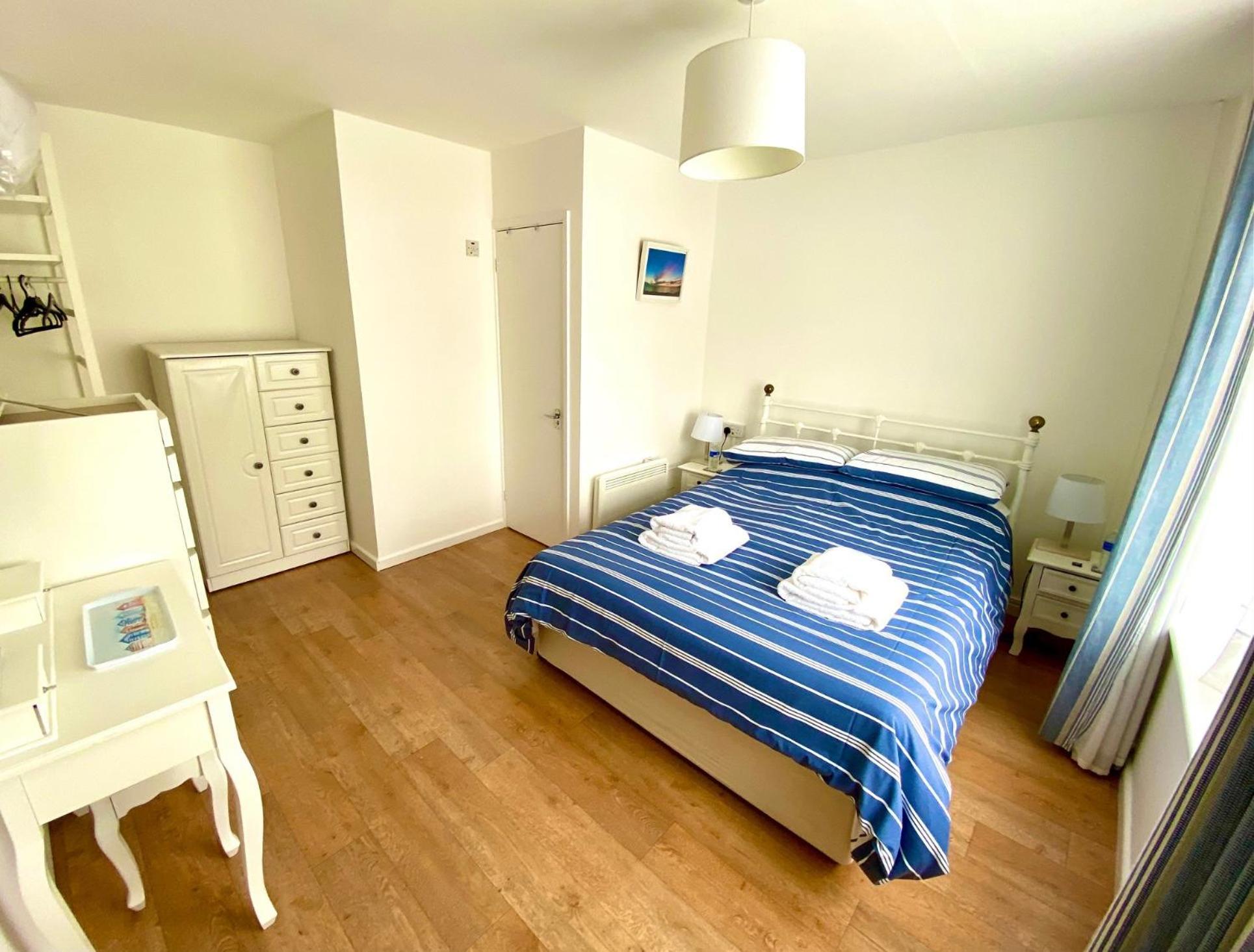 Golden Acre Jurassic Coastal Lodges ,Eype Брайдпорт Екстериор снимка