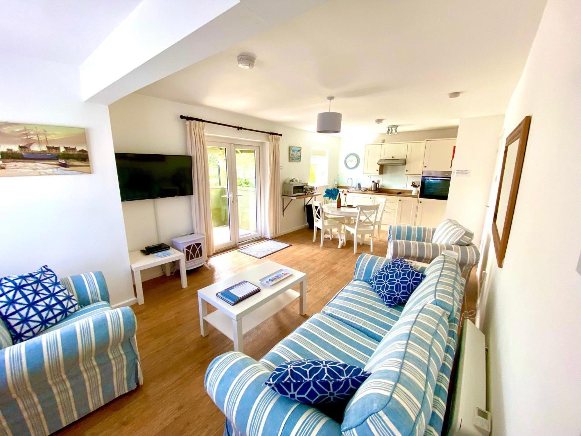 Golden Acre Jurassic Coastal Lodges ,Eype Брайдпорт Екстериор снимка